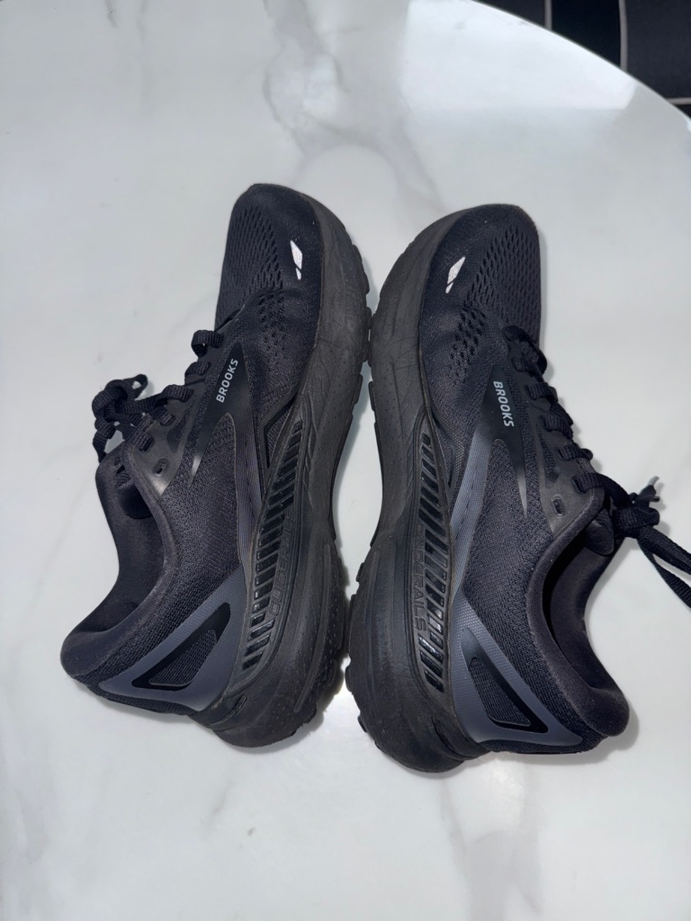 Brooks men’s Black Athletic Running Shoes - Picture 6 of 9
